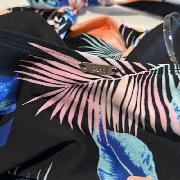 DKNY has feminine shapes in smooth, quick-drying fabric, swimsuit. Size Small - Picture 5 of 6